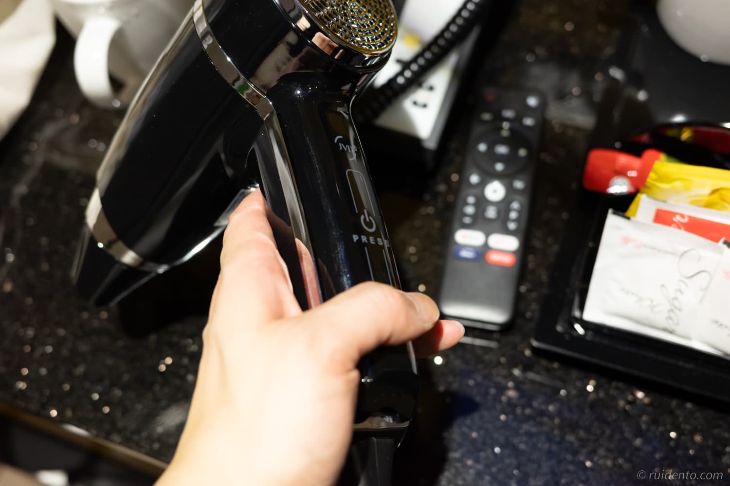 ドライヤーはデスクの引き出しに入っていた