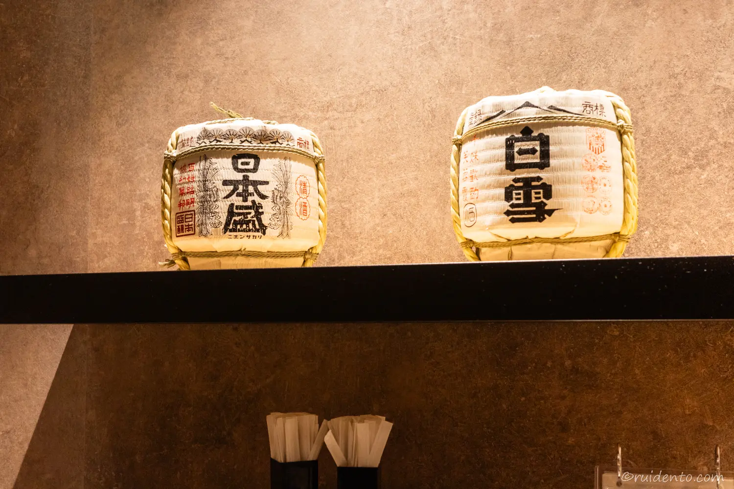 店内には日本らしい装飾「日本盛」「白雪」