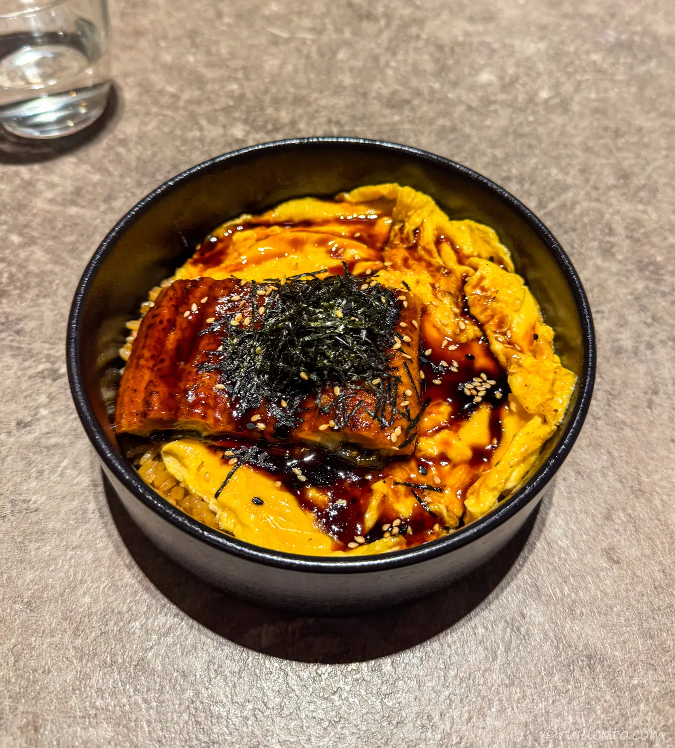 うなぎとたまごの丼ぶり。