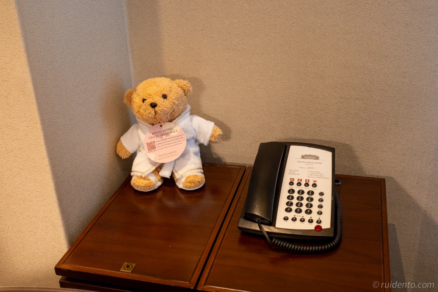 奥には電話とぬいぐるみ