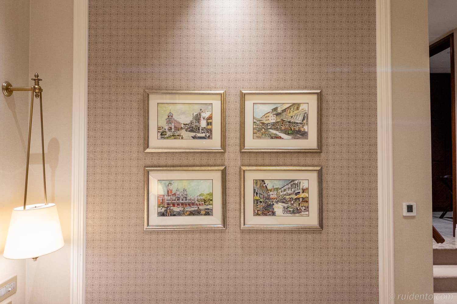 室内を彩る絵画と間接照明の数々。