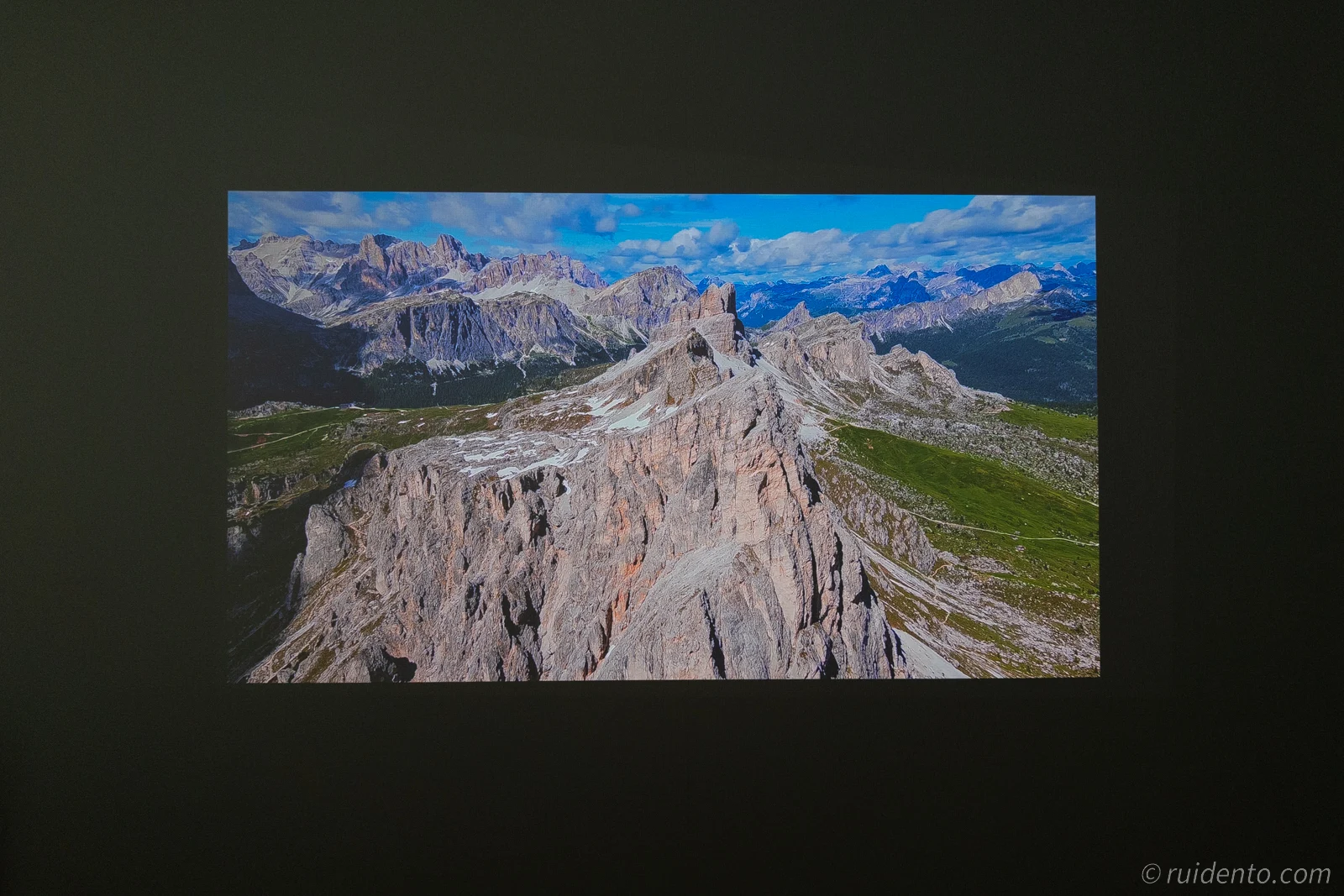 4K視聴が最高。壁に投影しているとは思えない鮮明さ。4K映像1
