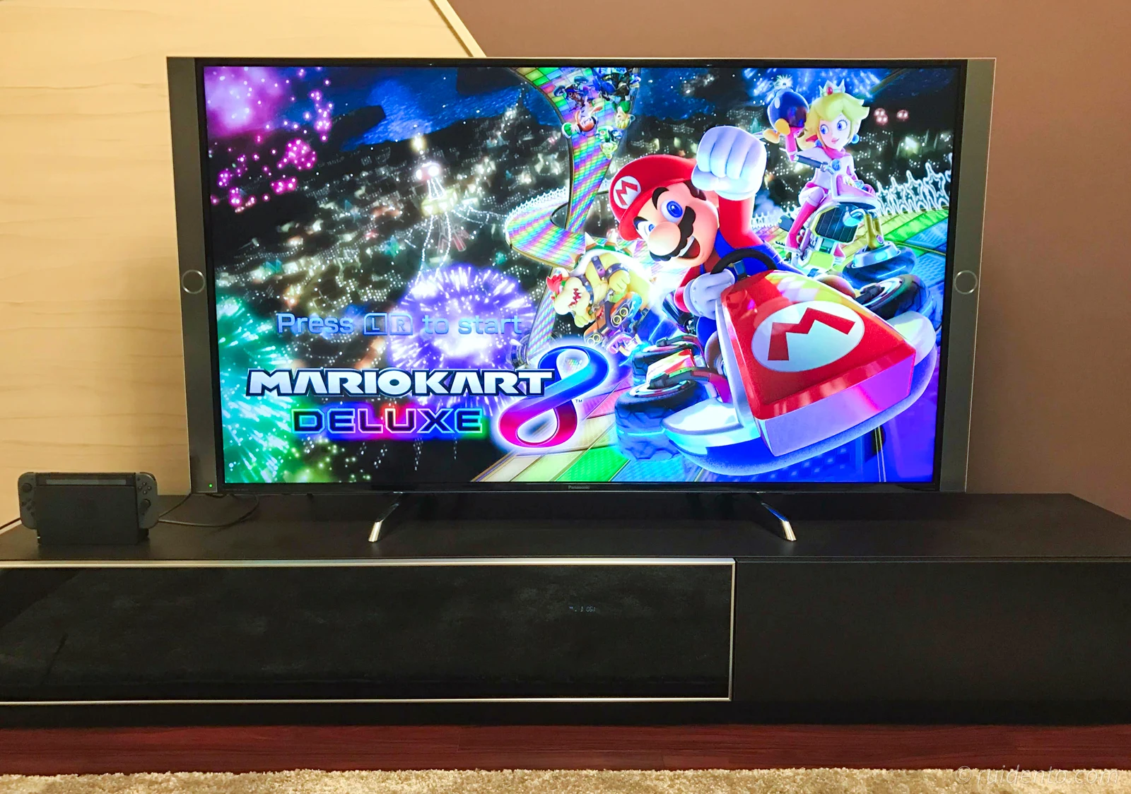 Panasonic製の60インチテレビとテレビボード