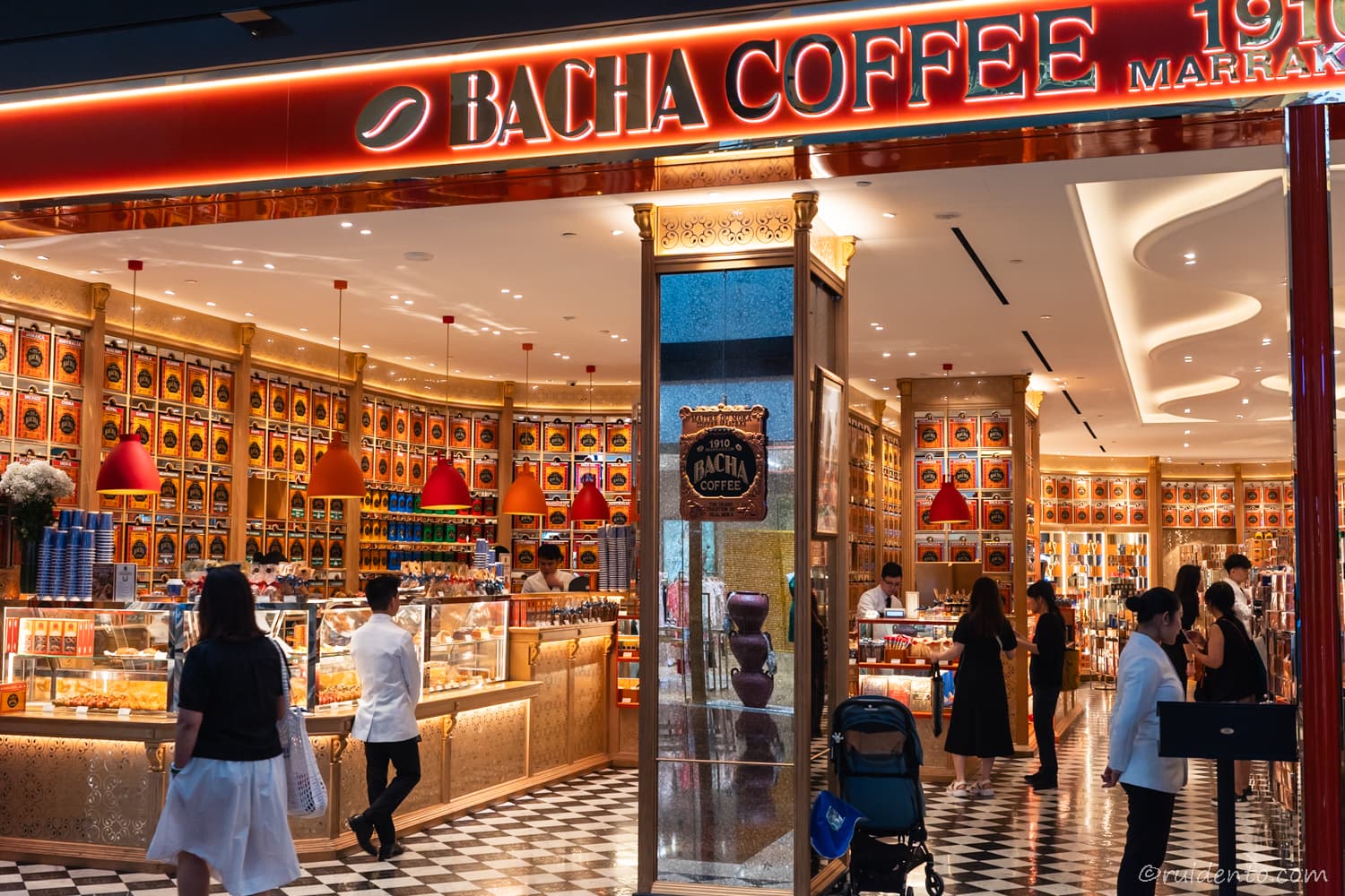 バシャコーヒーの豪華な内装と雰囲気
