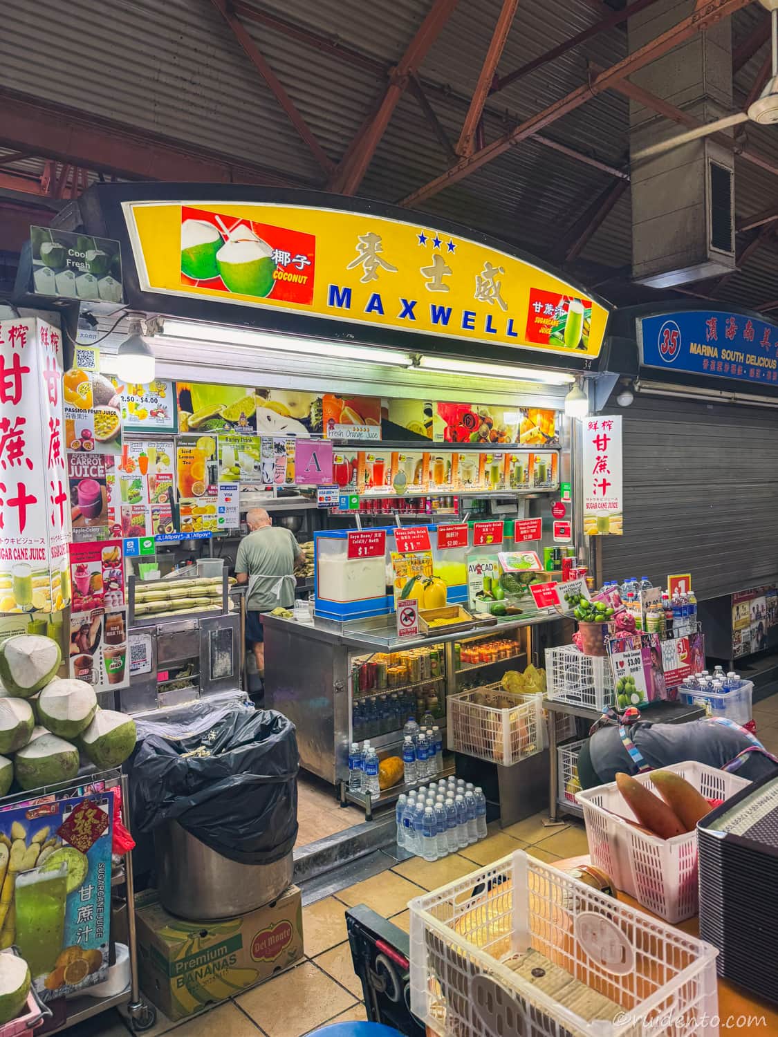 向かいのお店にはドリンクが販売