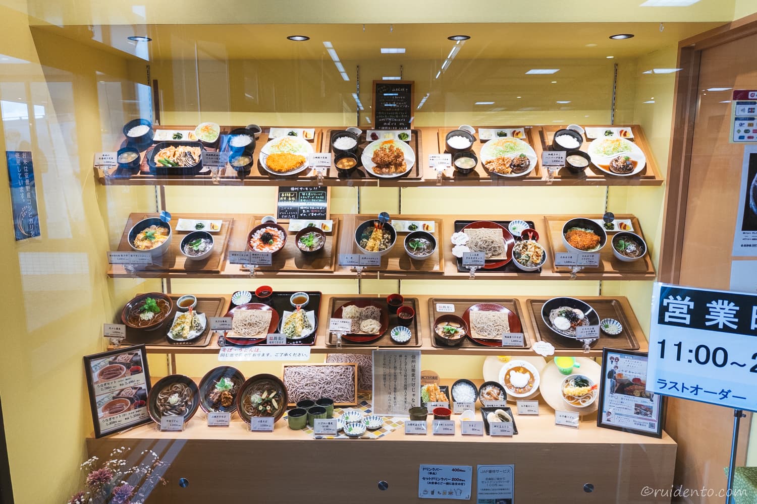 レストランやフードコートで充実の食事メニュー