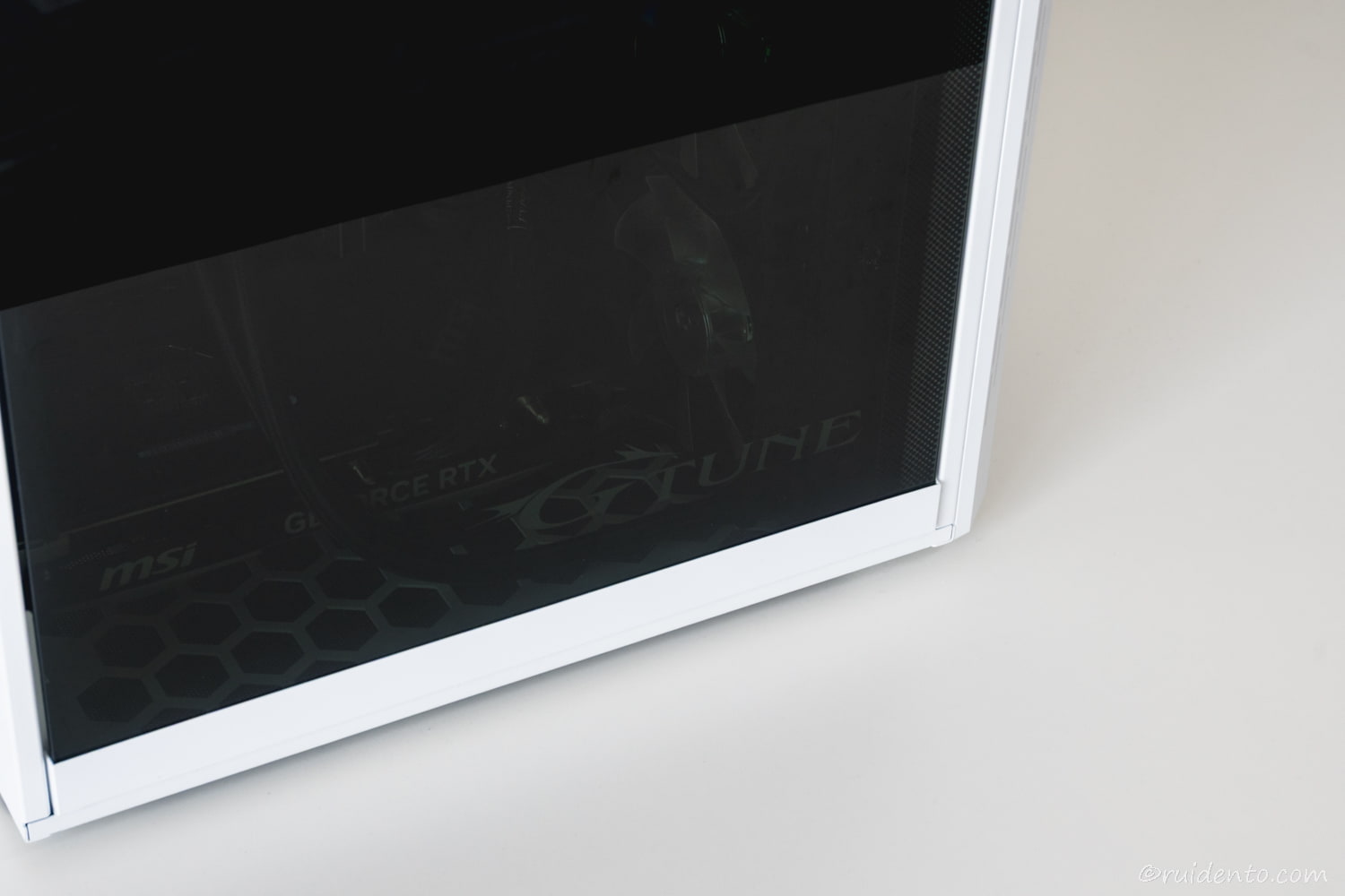 右下にはうっすらとGTUNEのロゴが刻印