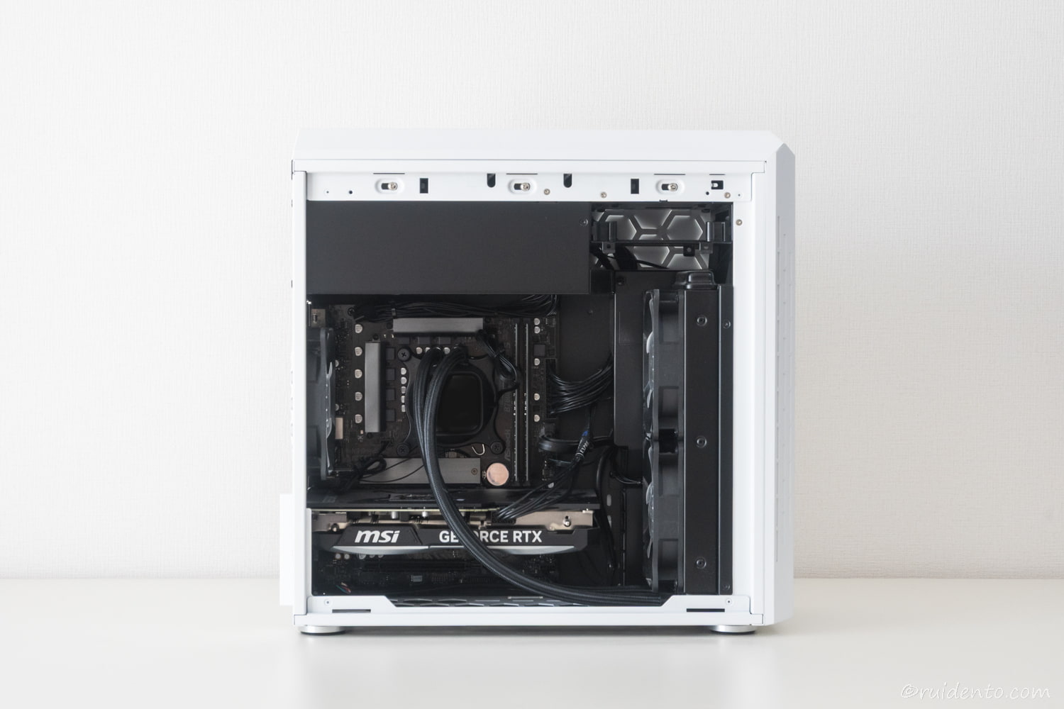 サイドパネルを取り外す