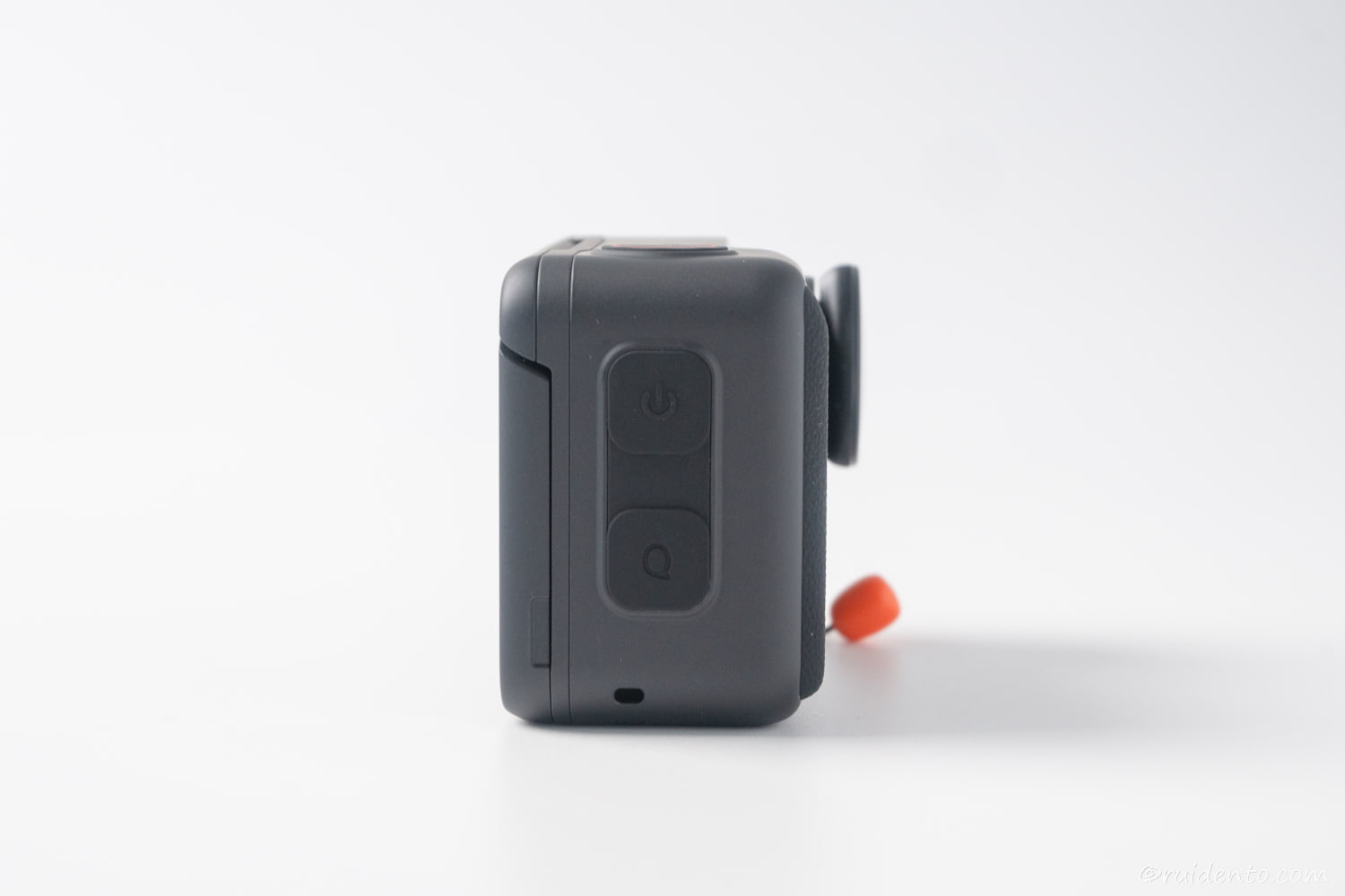 右側面側には電源ボタンとクイックボタン