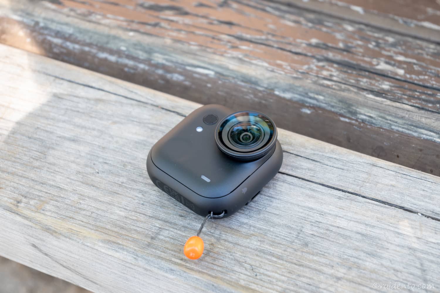 薄型で丸みを帯びたデザイン