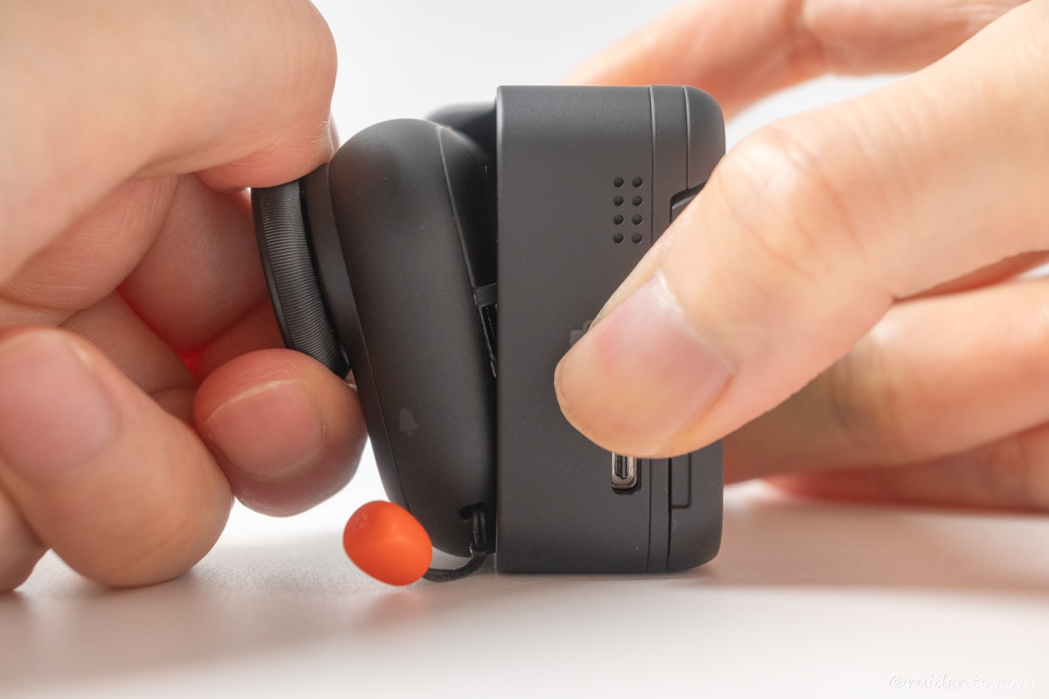 レンズガード部分をつまむか、押し出すように外す