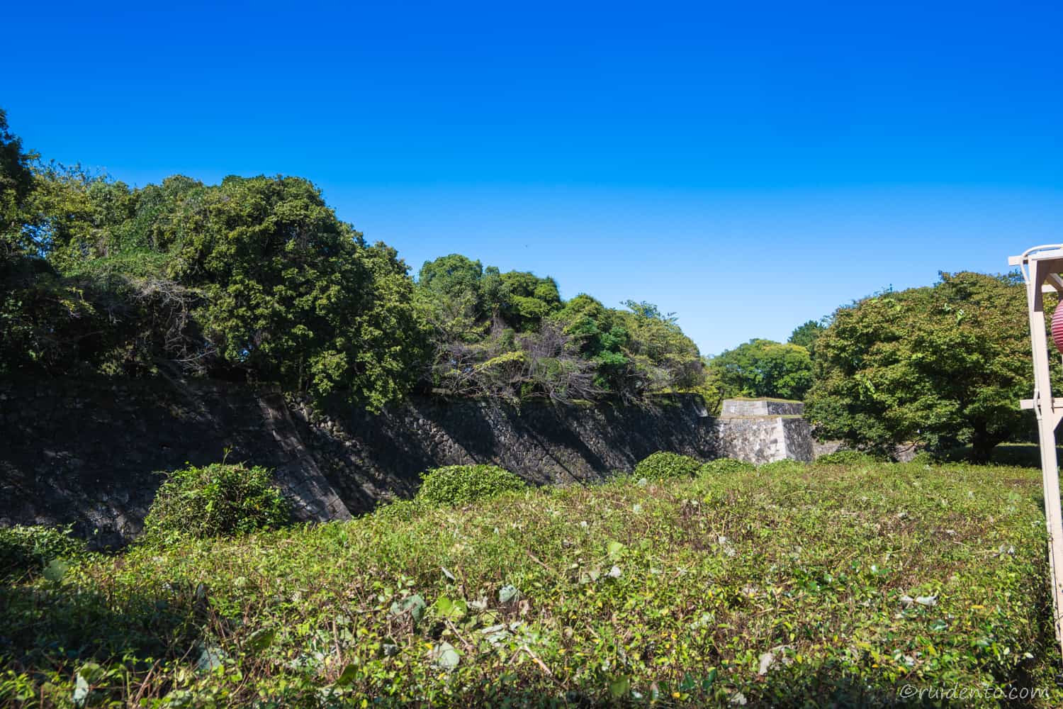 左手側には石垣と大自然