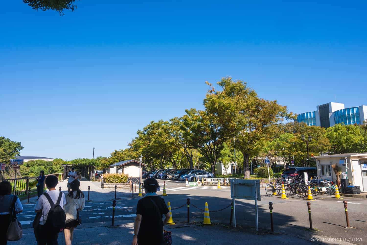 近くには駐車場