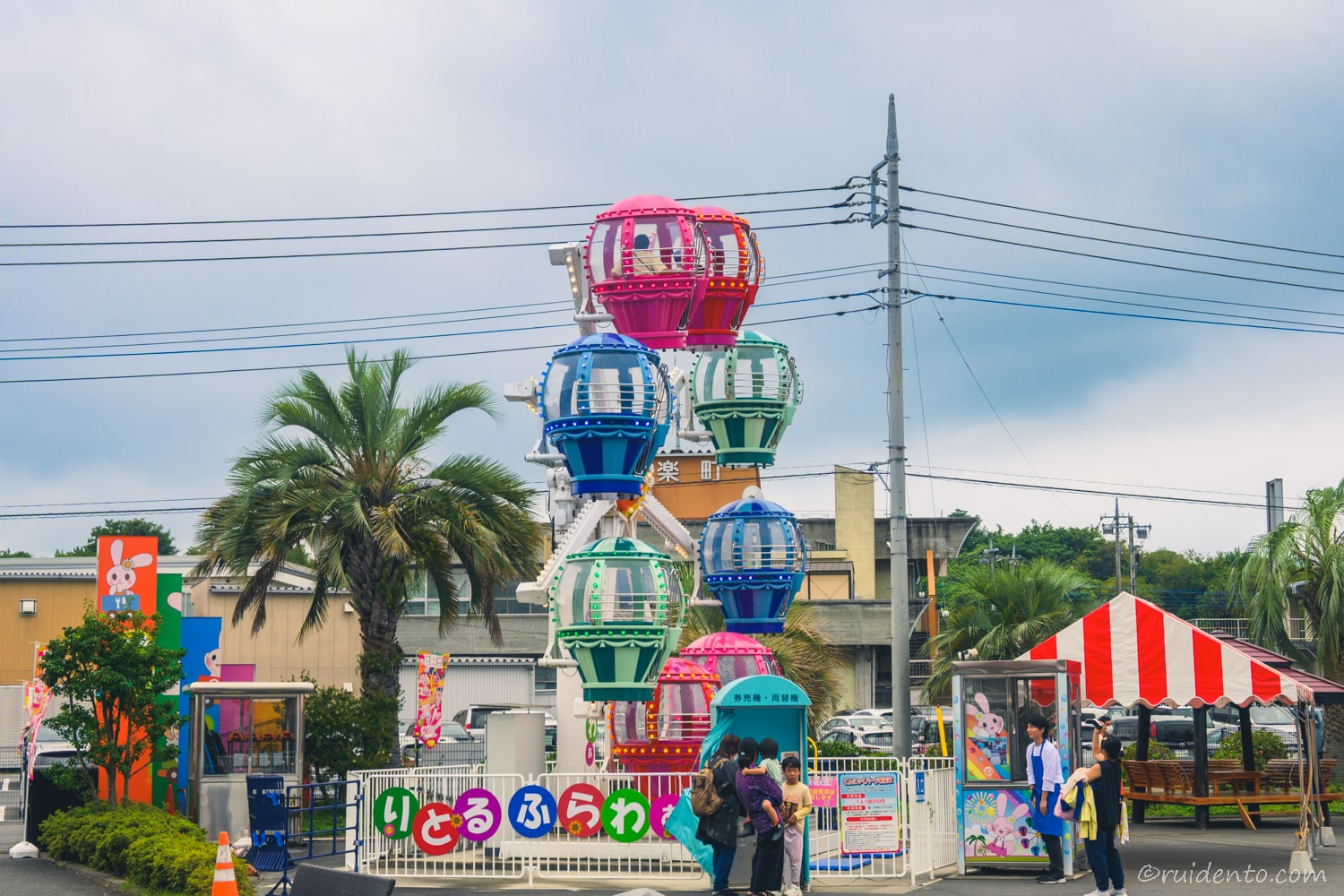 観覧車など、子どもも楽しめる遊び広場も充実