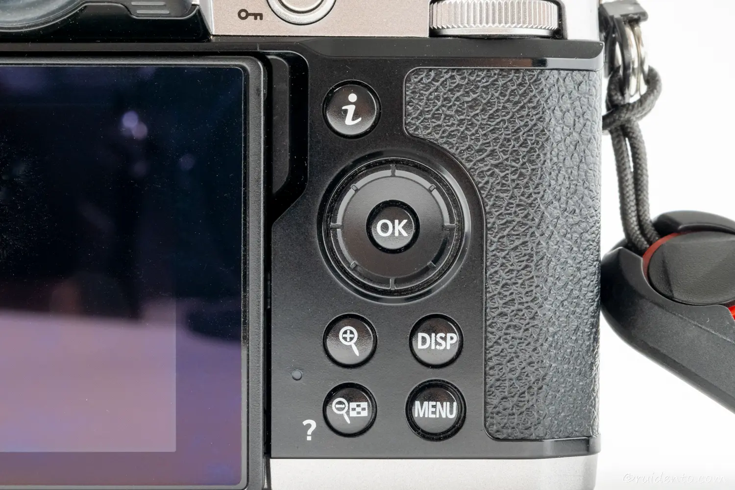 背面のボタンやメニューも必要十分