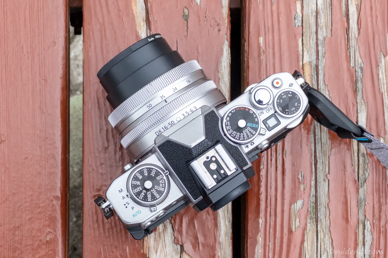 ダイヤル操作の多い上部のデザイン