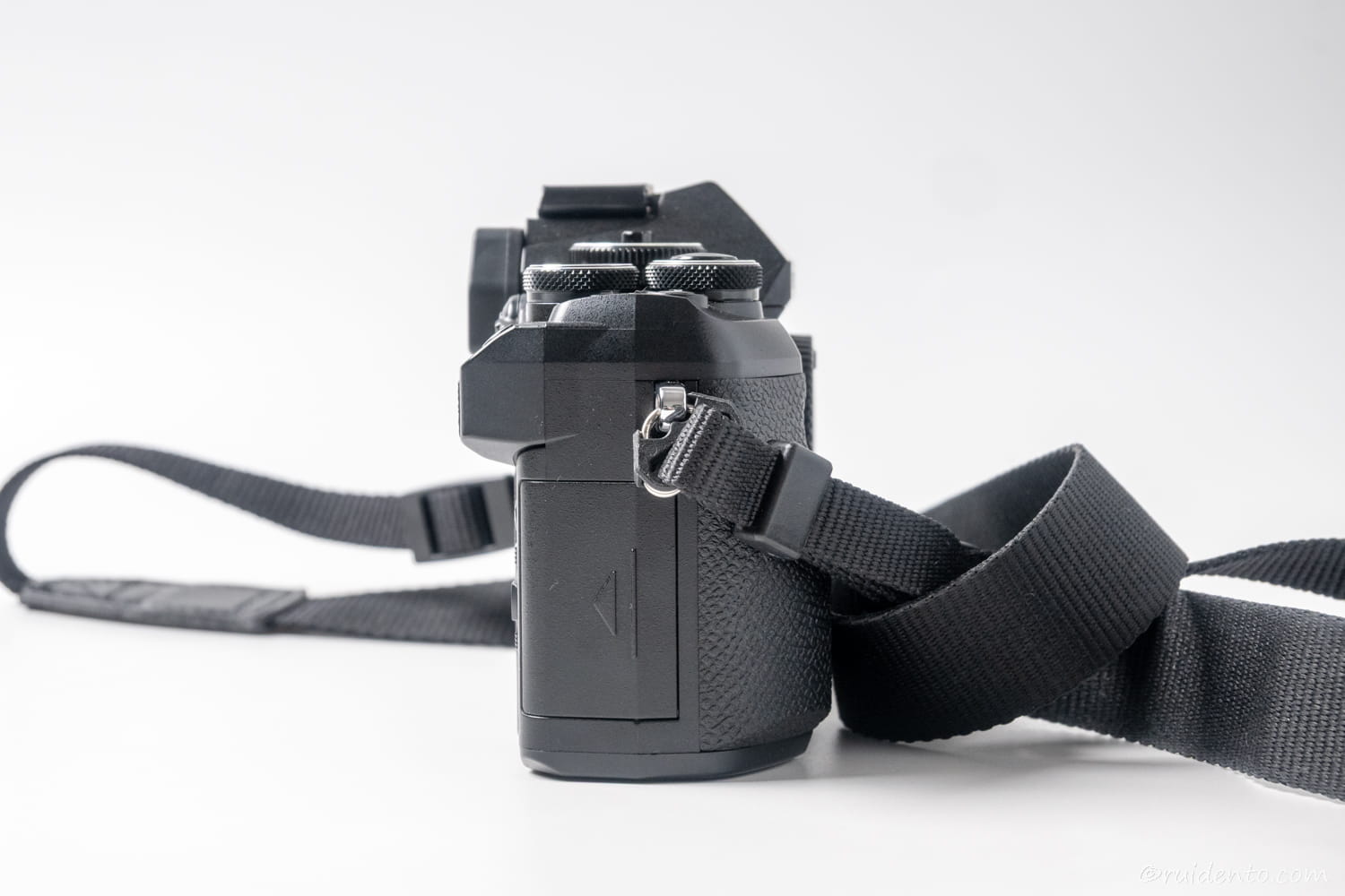 本体右手側には専用のSDカードスロット