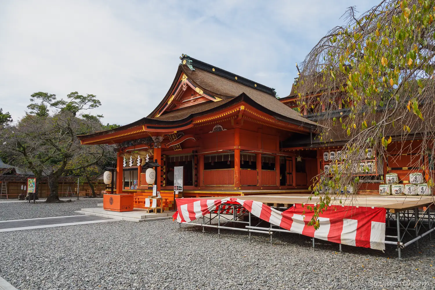 拝殿と本殿、右側から見た様子