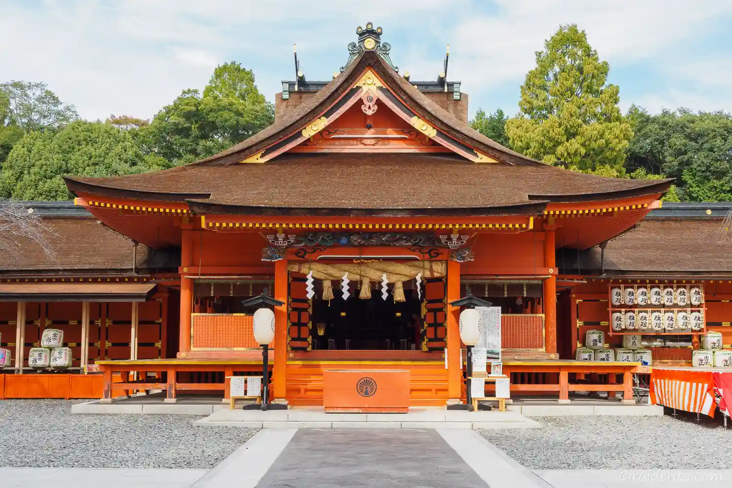 拝殿と本殿正面拡大