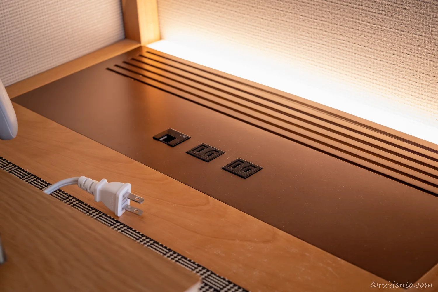 奥にコンセント