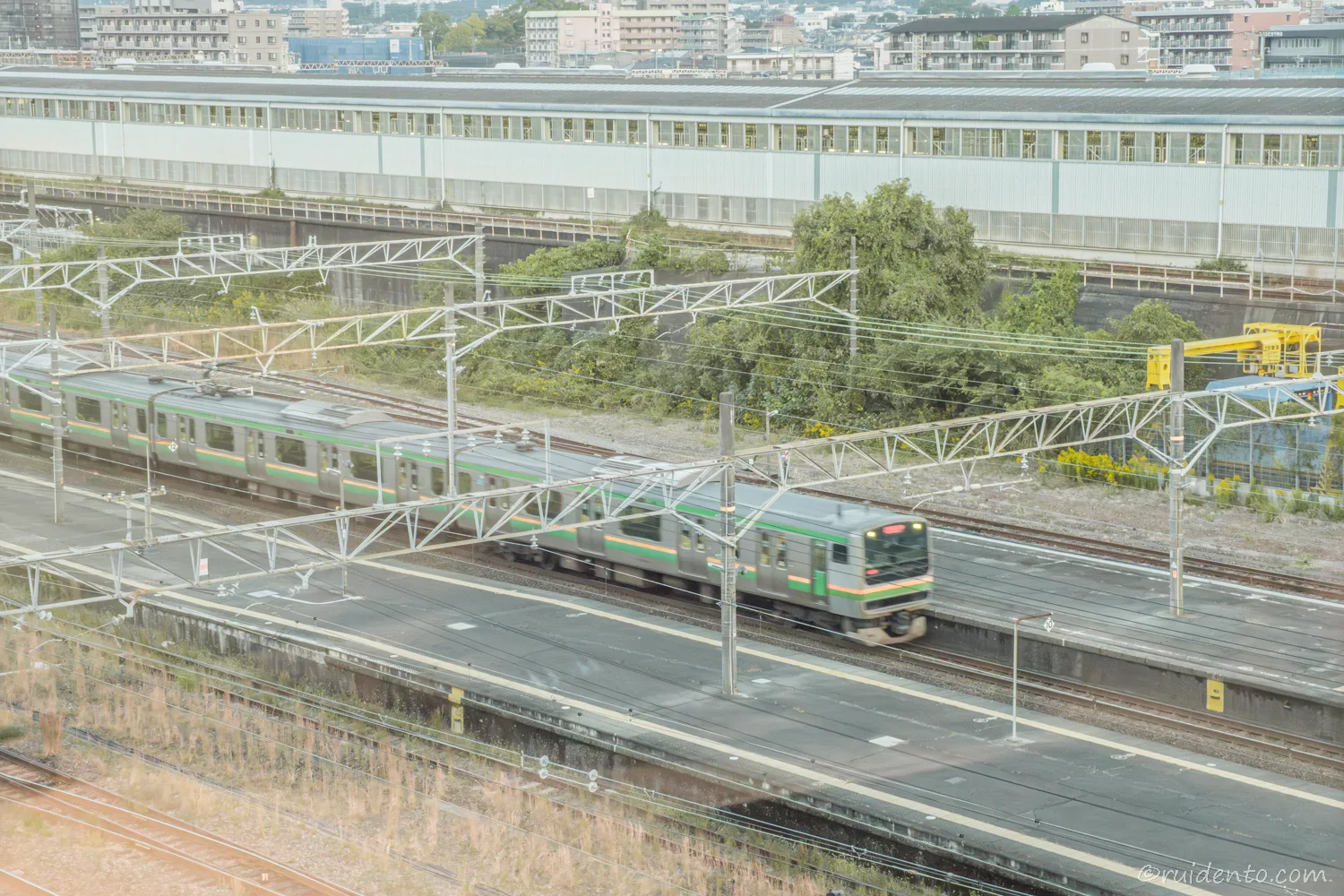 部屋から眺める電車