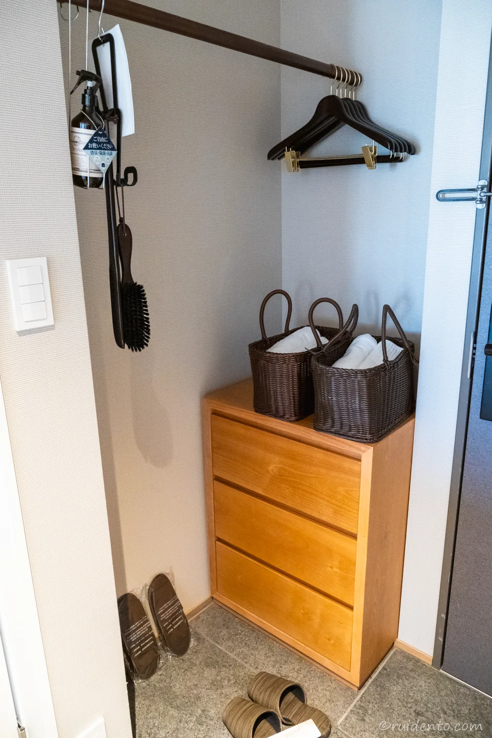 扉脇の棚には部屋着が収納