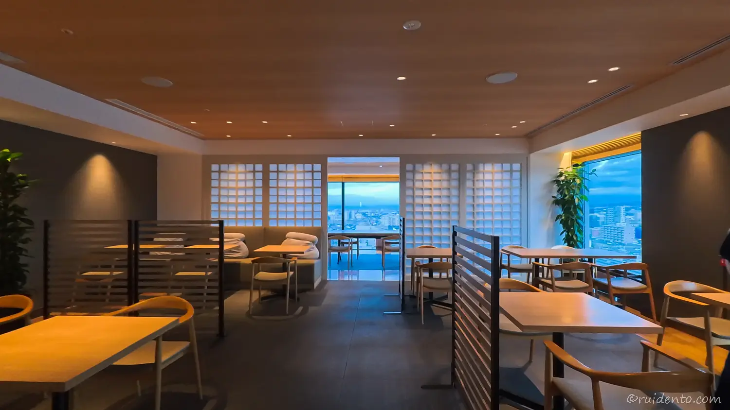 店内は落ち着いたトーン