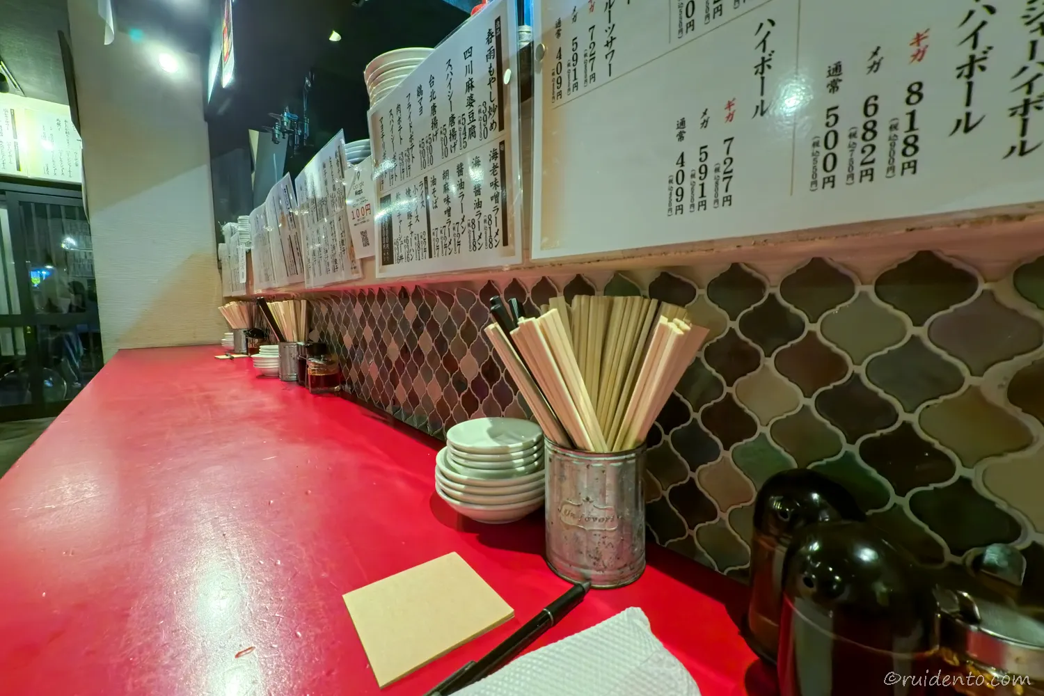 店内の雰囲気なども広い画角で撮影