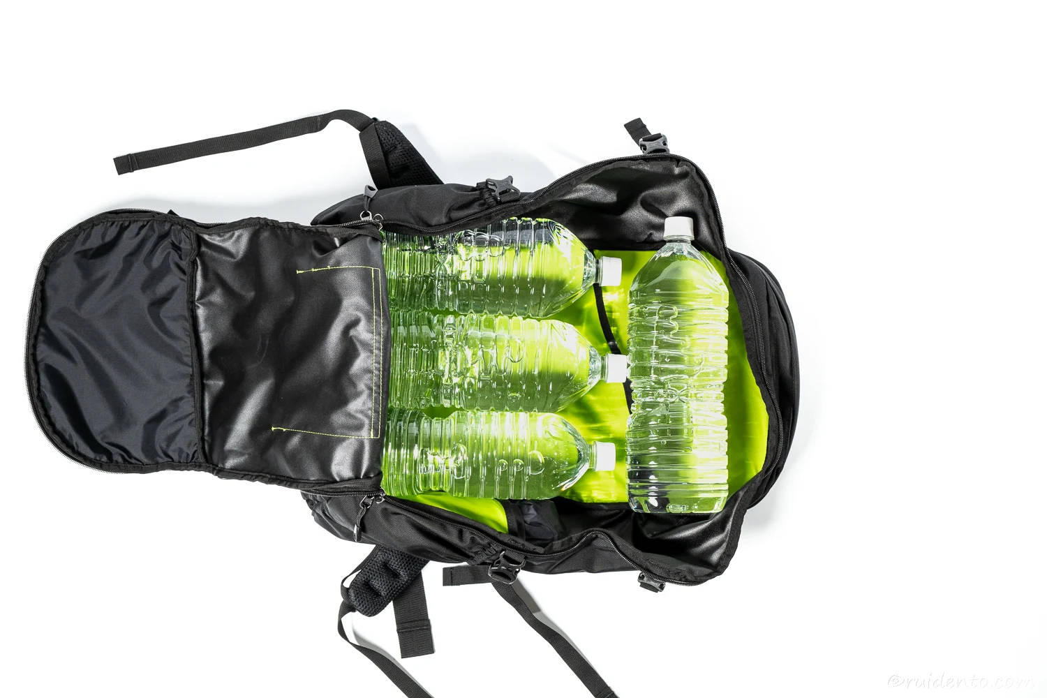 2Lのペットボトルだと4本収納可能