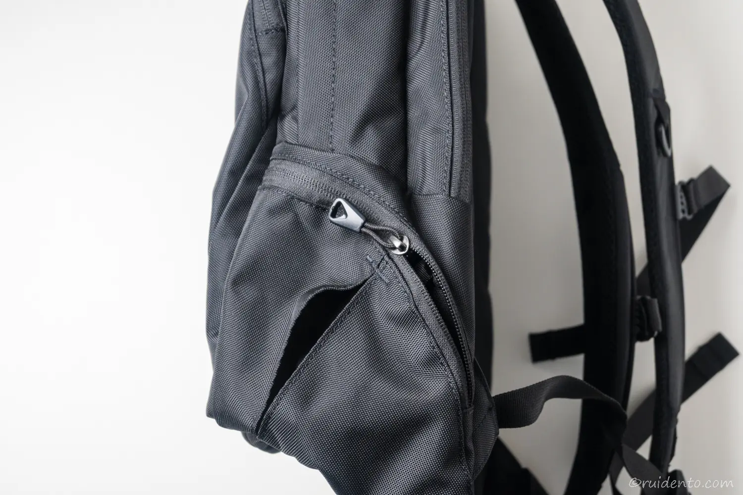 両サイドにはジッパーポケット