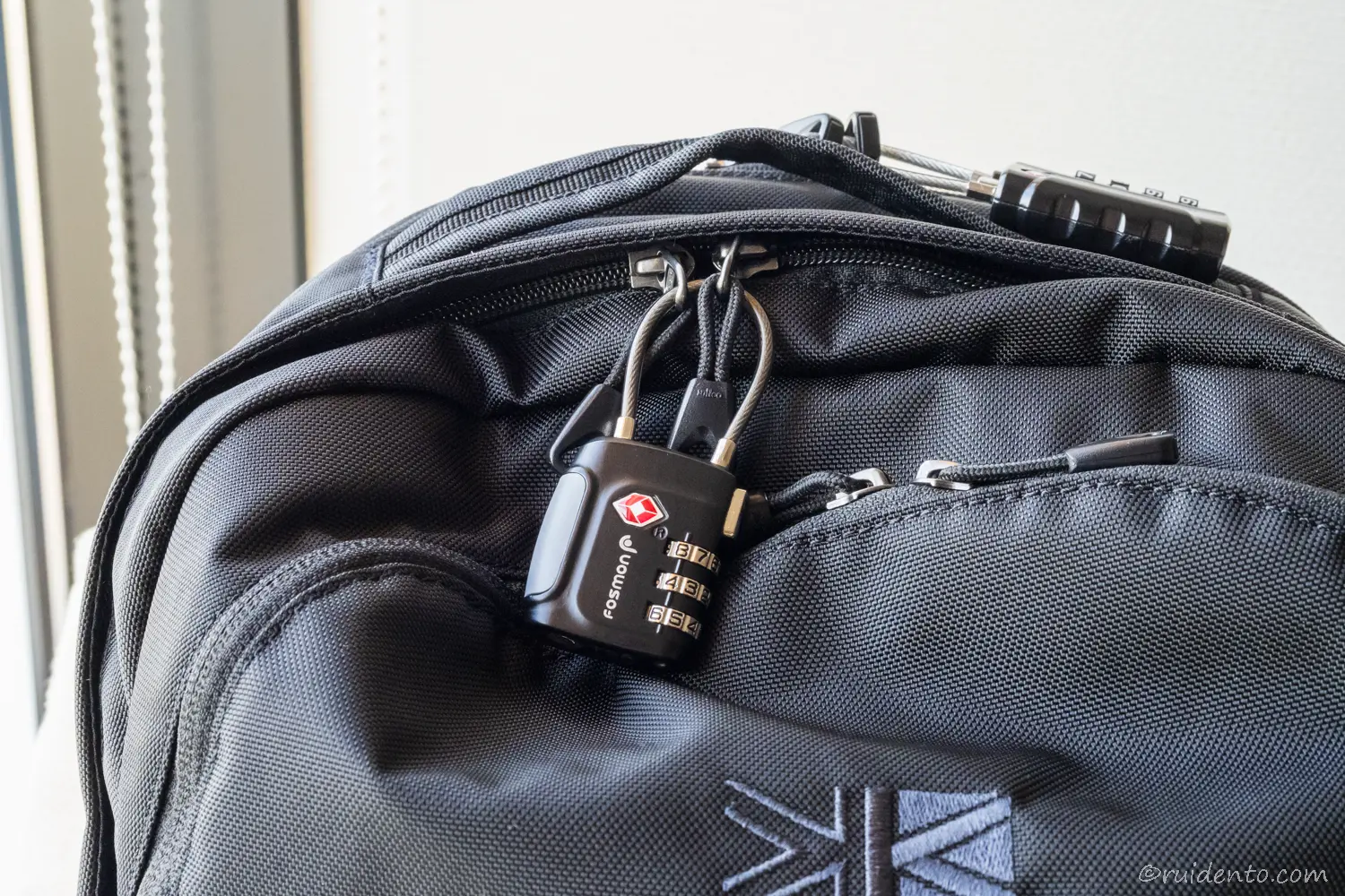 ジッパー部分にはワイヤーロックを取り付けることができる