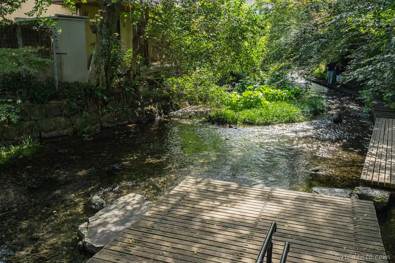 源兵衛川の入口の広場