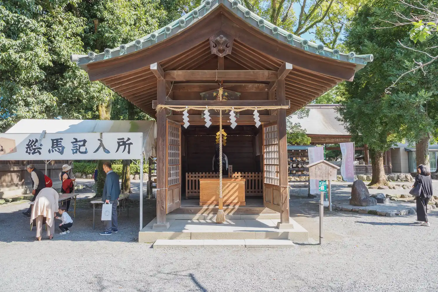 神馬舎(しんめしゃ)と腰掛け石