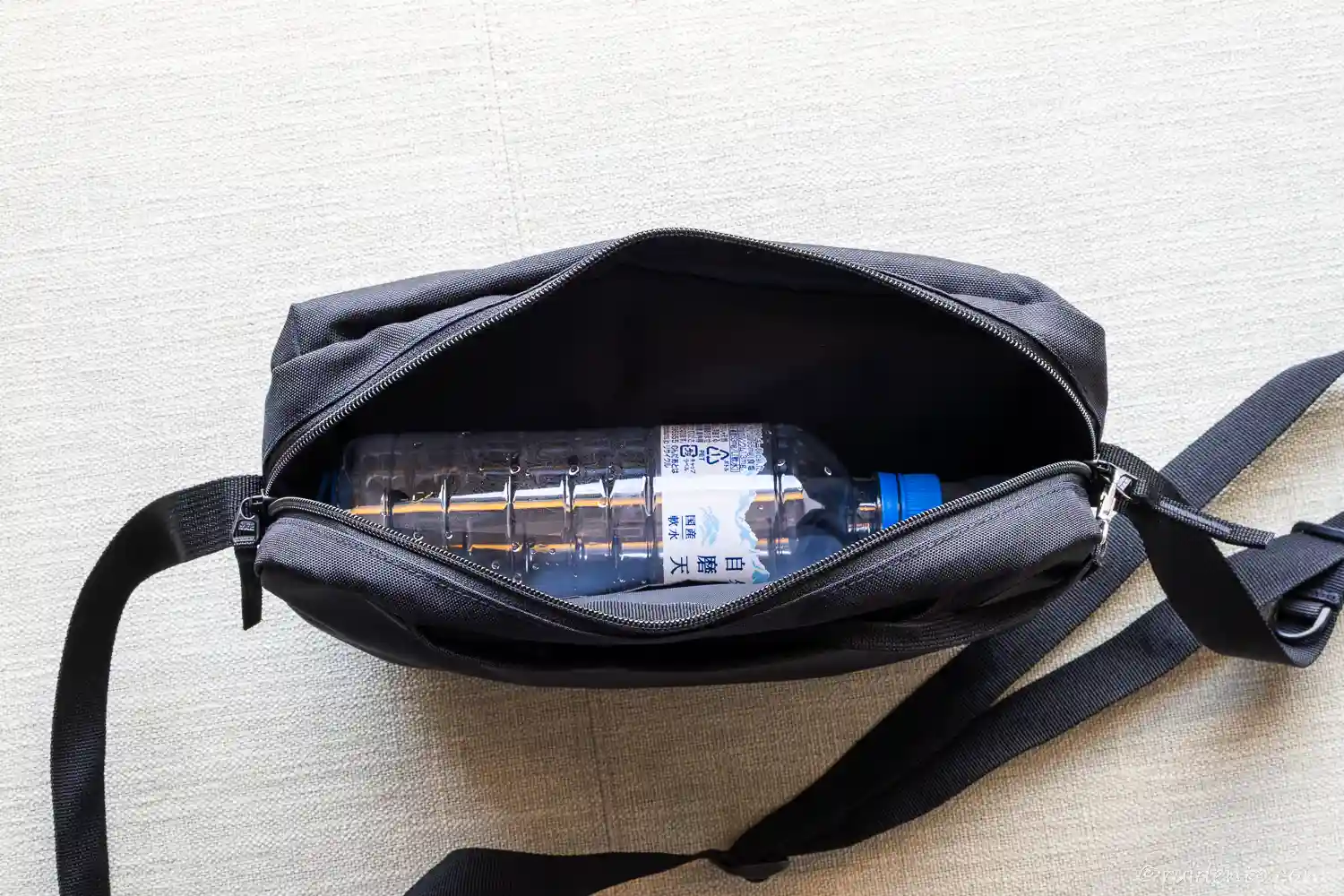 ペットボトルが横向きのまま収まる