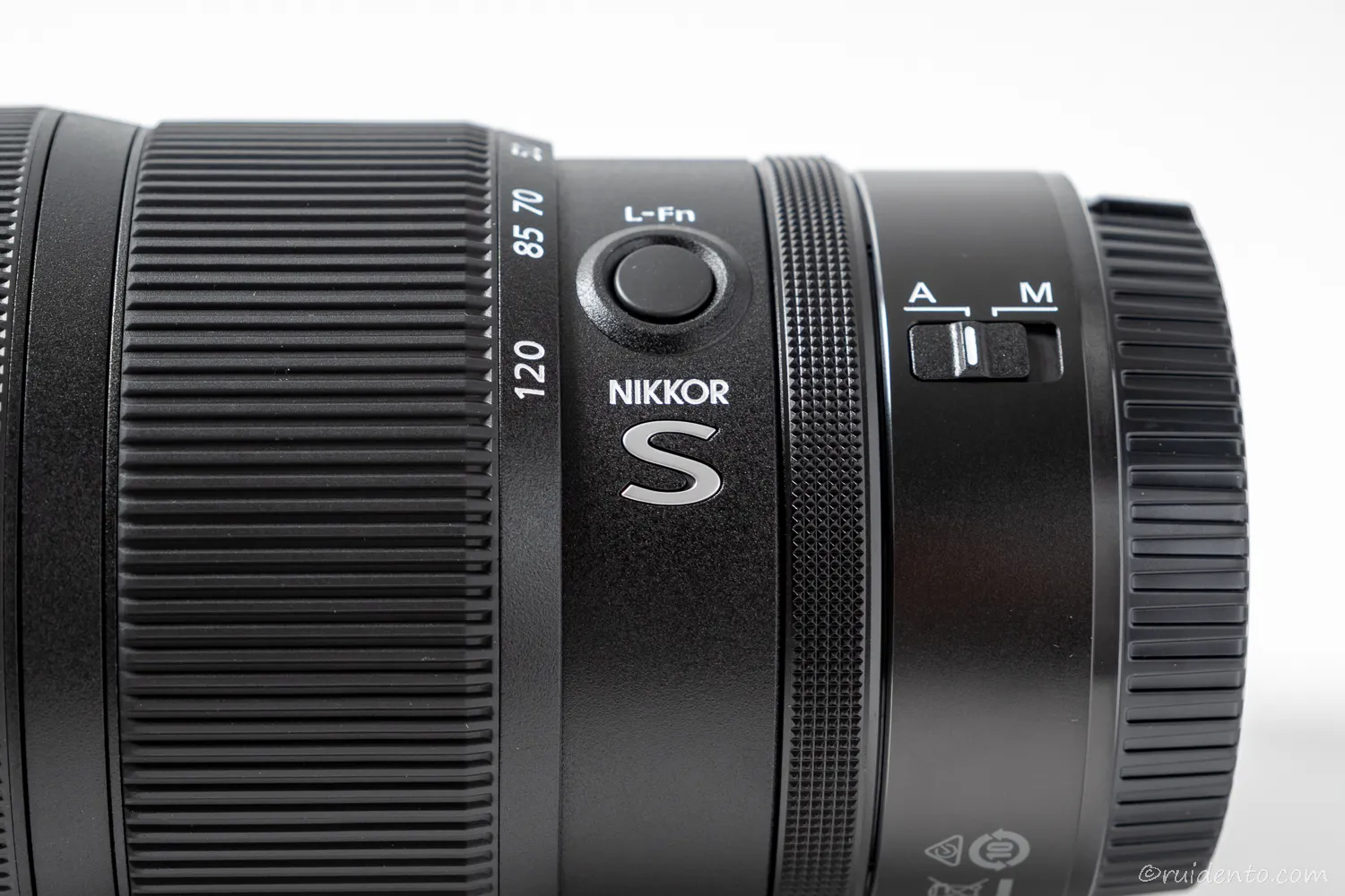 NIKKOR Z 24-120mm f/4 S のSロゴ