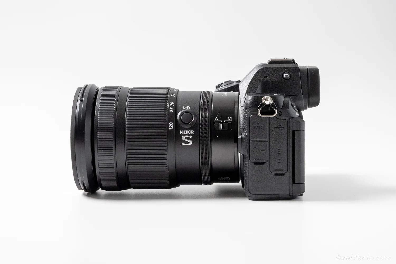 Nikon Z5IIと24-120mm f/4 Sを横から