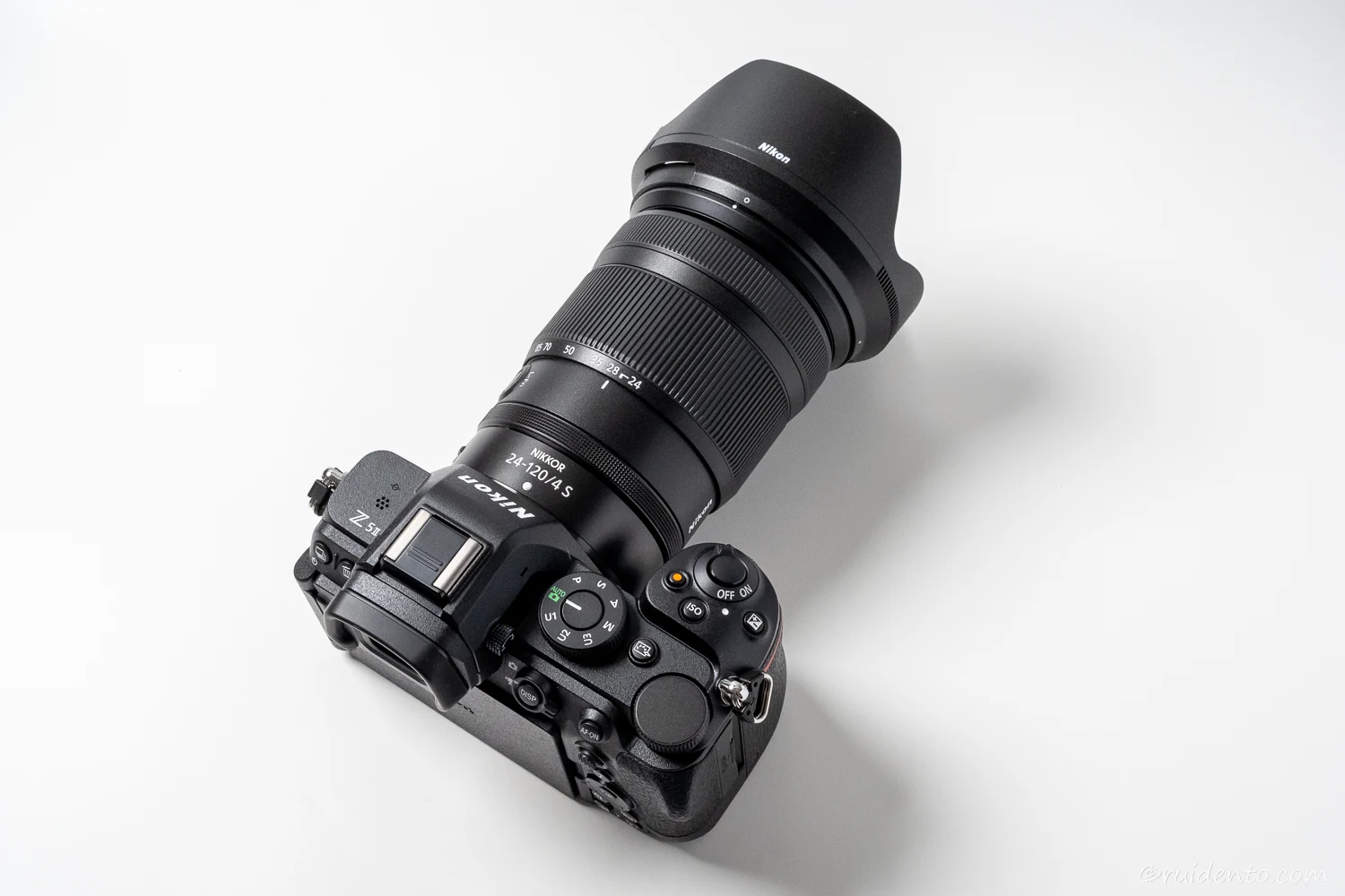 Nikon Z5IIと24-120mm f/4 Sとレンズフード