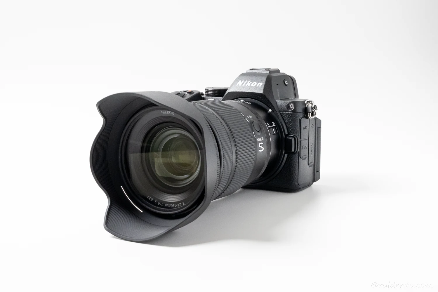 Nikon Z5IIと24-120mm f/4 Sとレンズフード