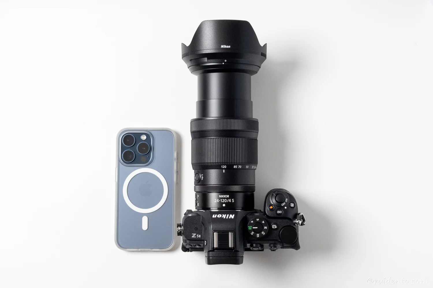 Nikon Z5IIと24-120mm f/4 Sの望遠端とiphone15proの大きさ比較