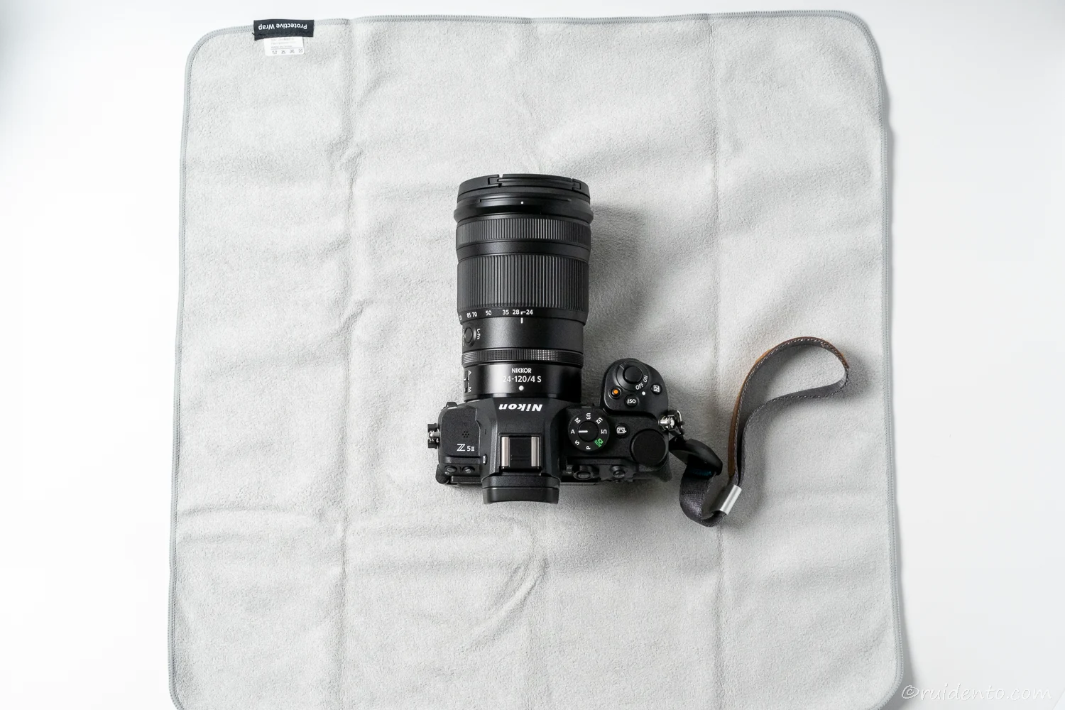 Nikon Z5IIと24-120mm f/4 Sをちょうど包めるサイズ感