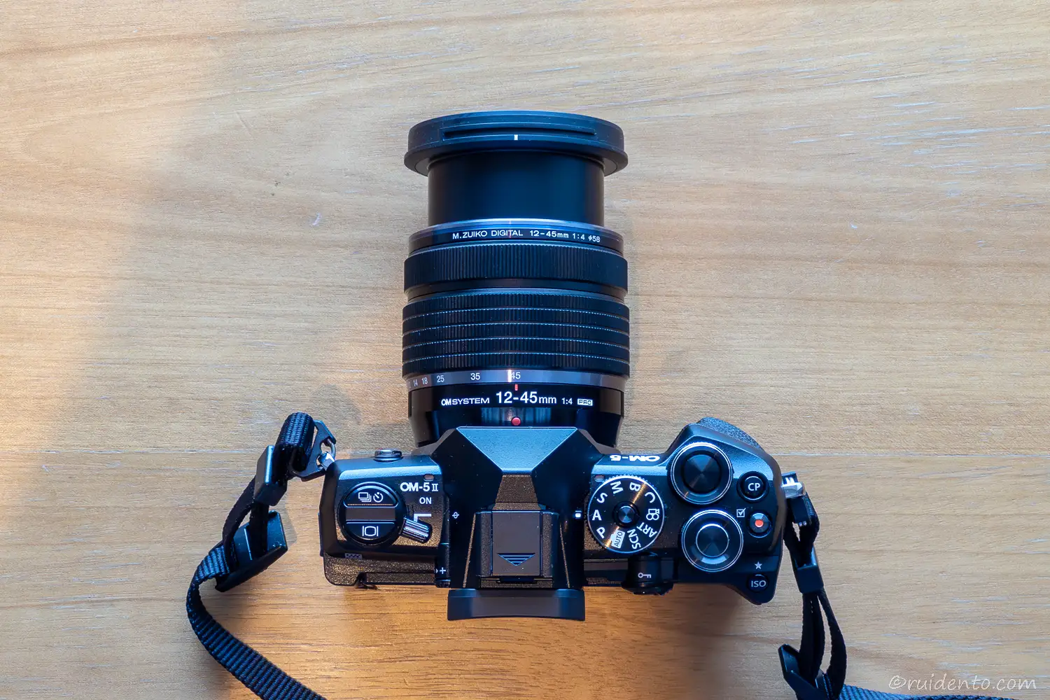 OM-5 Mark II 12-45mm F4.0 PRO レンズキットの俯瞰(ズーム時)