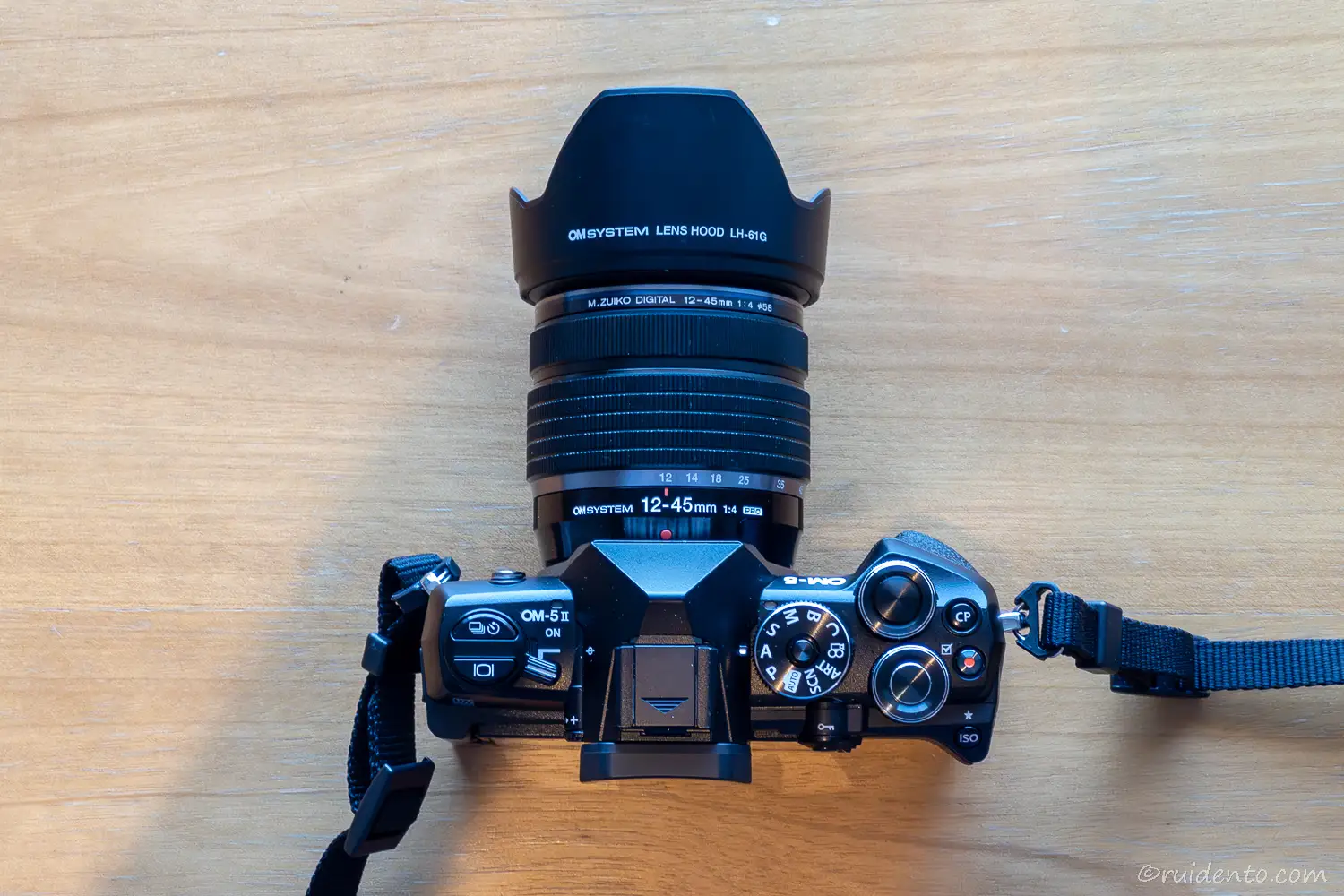 OM-5 Mark II 12-45mm F4.0 PRO レンズキットの俯瞰(レンズフード着用)