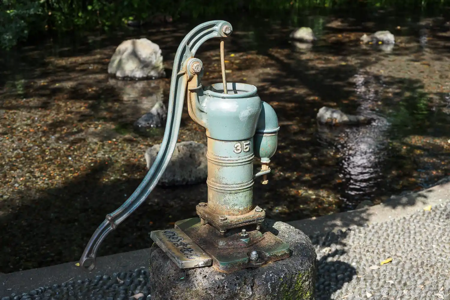 源兵衛川の手押しポンプ