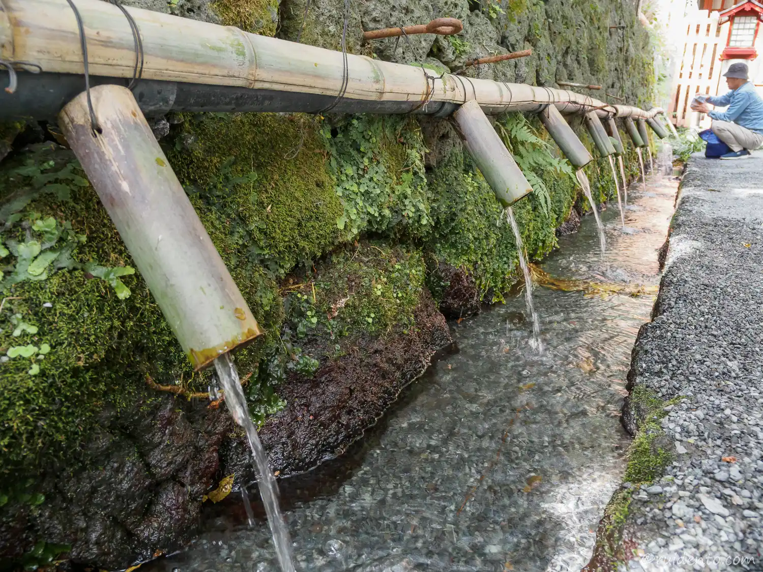 水屋神社にある富士山の湧水