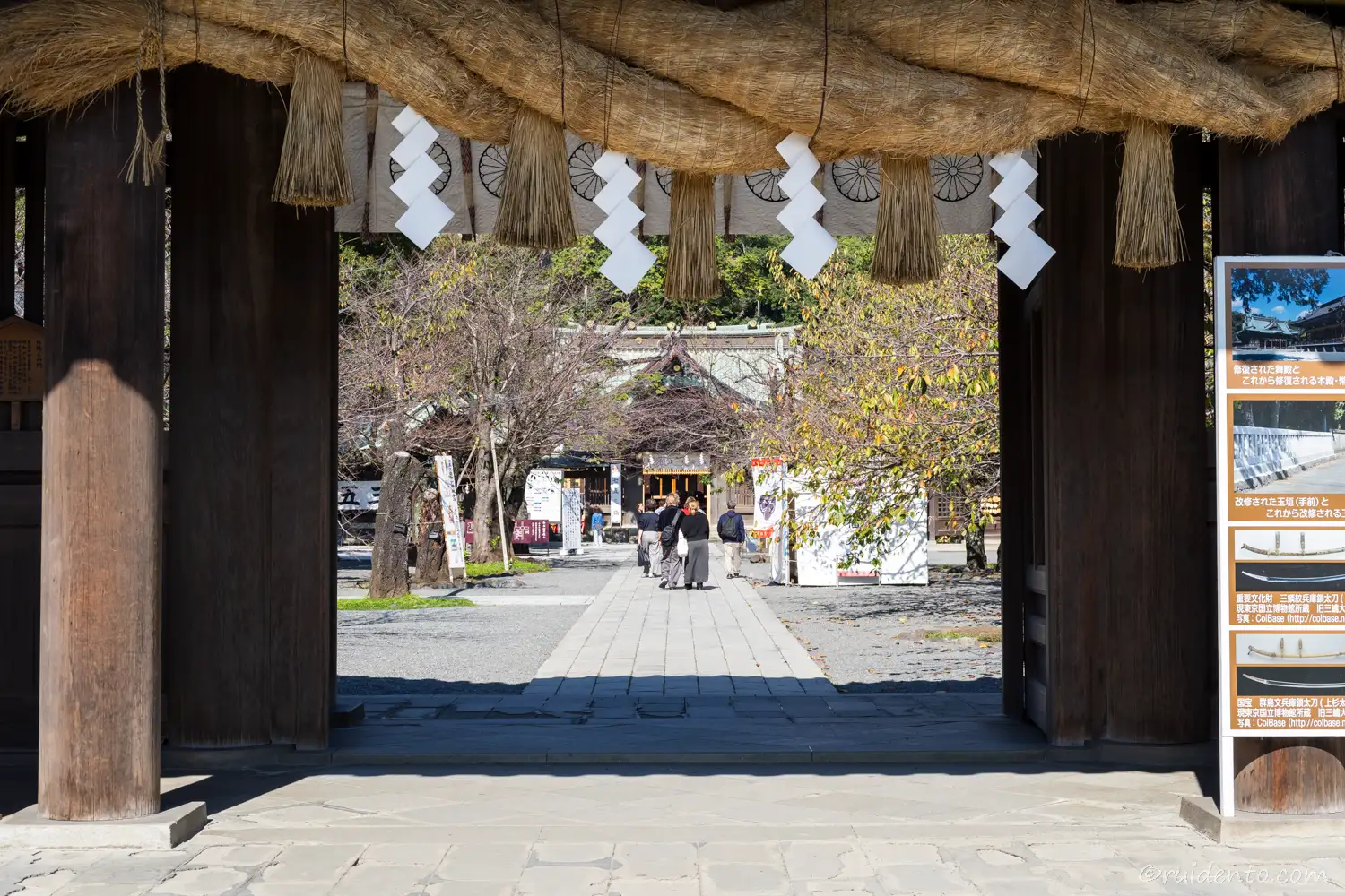 大きなしめ縄から見る本殿