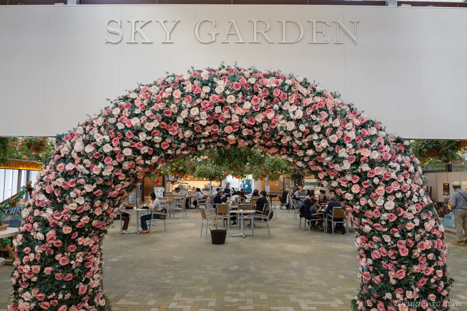 スカイガーデンの花のアーチ
