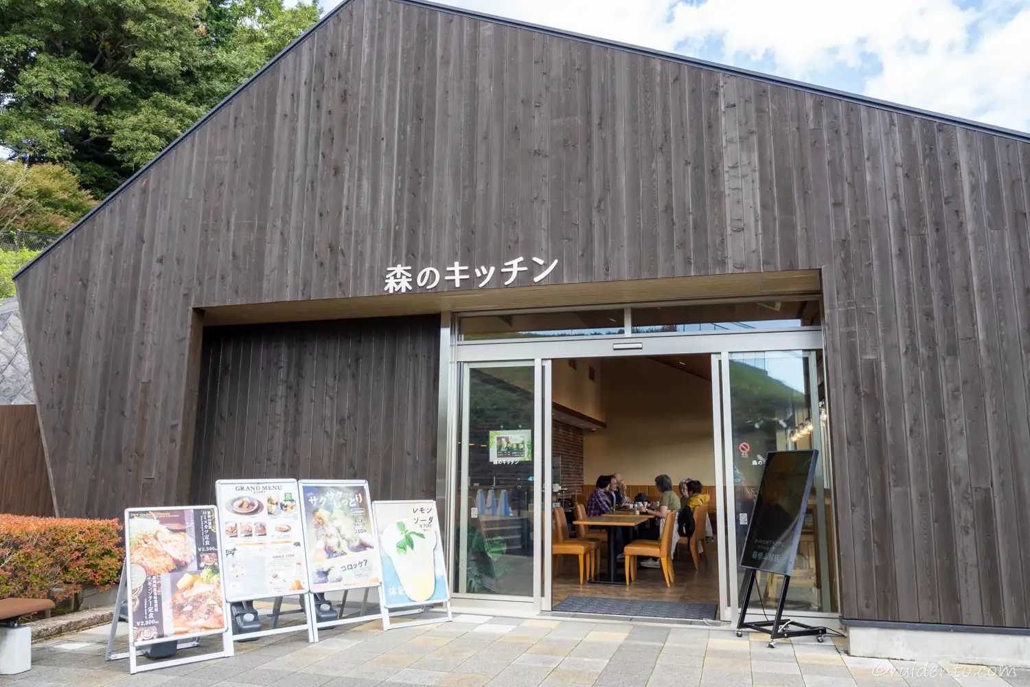森のキッチンで昼食！季節の野菜カレー