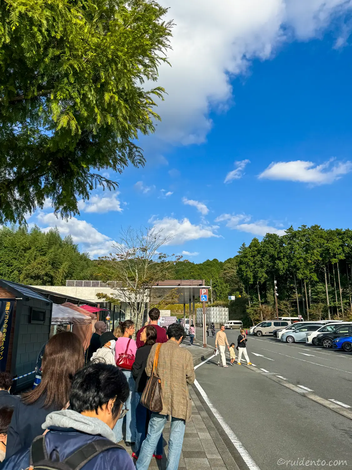 バスがいっこうに現れない。