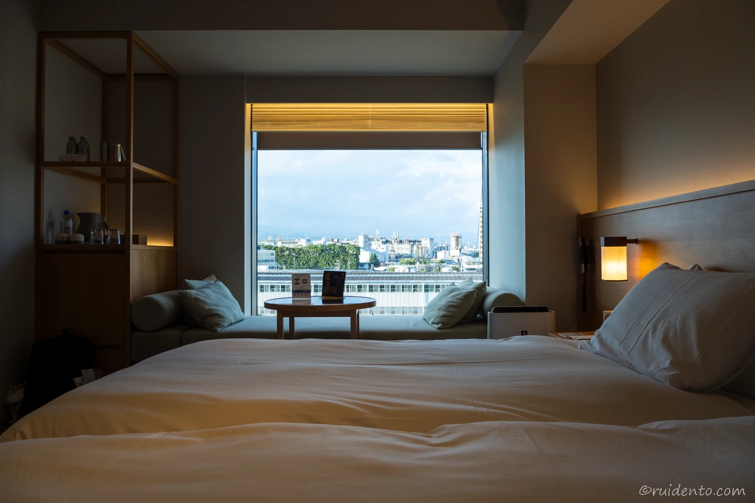 大きな窓から、三島の景色