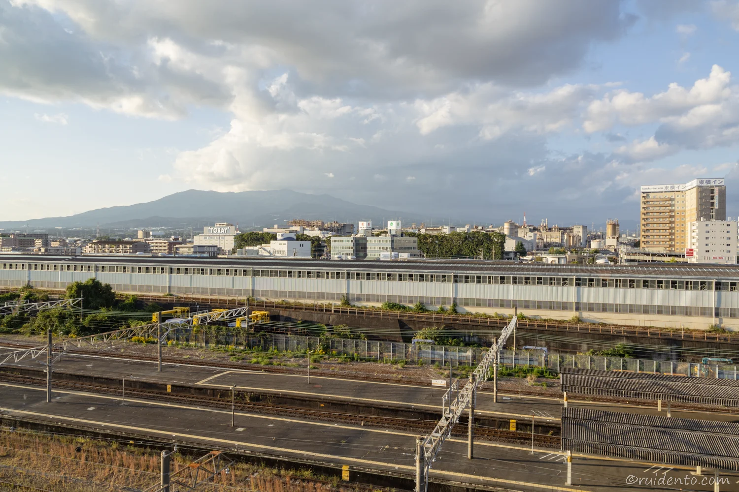 部屋から眺める三島駅のホーム